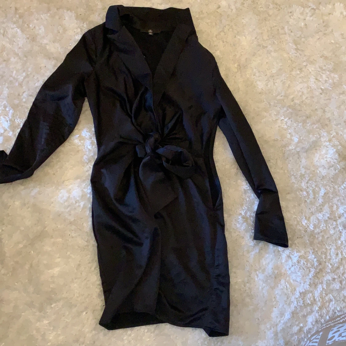 Långärmad klänning i satin