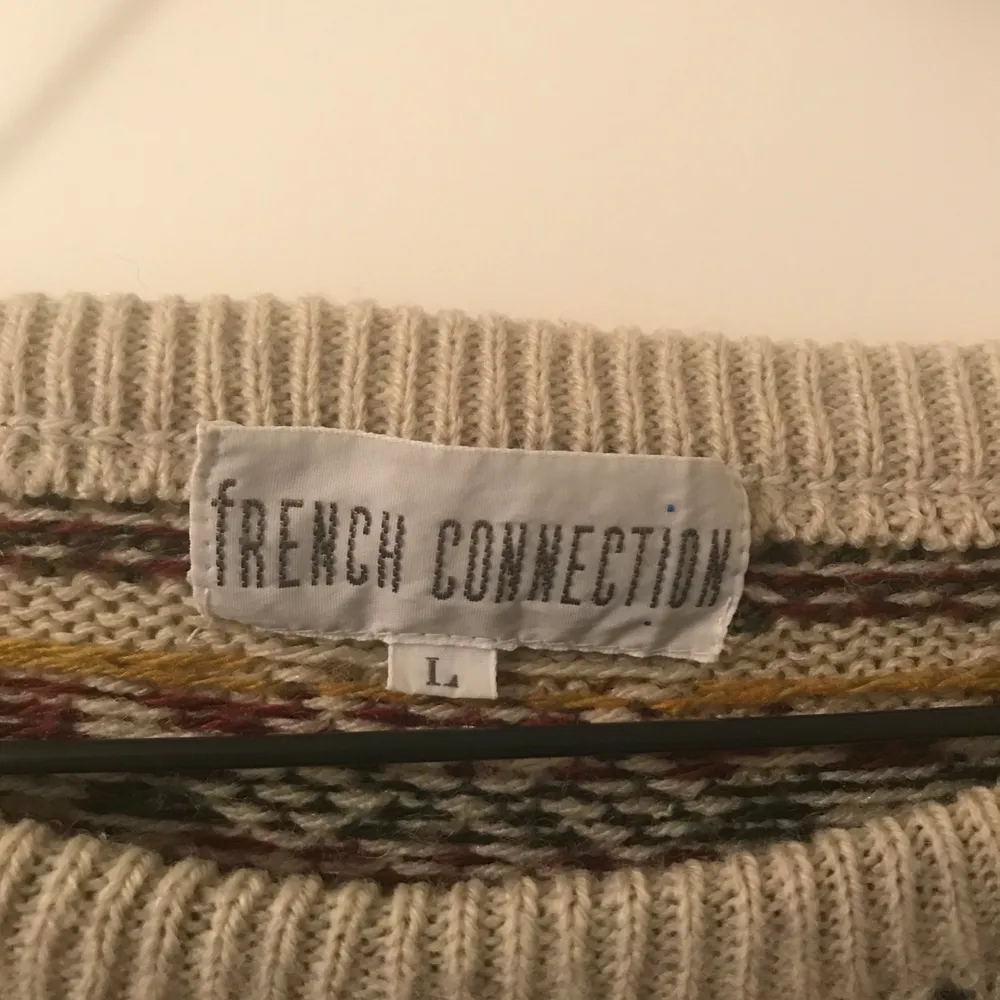 Superfin stickad tröja från ”French Connection” i stl L, men det är snarare än S/M! Fint skick! 15% ull 85% akryl!. Tröjor & Koftor.