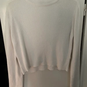 Tröja från BIK BOK stl L  - Har använts som oversized tröja, kort modell så räcker till midjan ungefär. Storleken är L men passar även till S eller M Snygg att matcha med byxor med hög midja eller kjol.  Eller varför inte bara dra över klänningen på sommaren ? 😊😇 