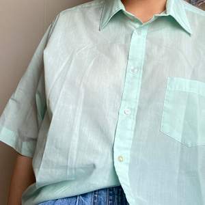 Säljer denna gulliga skjorta köpt second hand! Tunn, nästan lite genomskinlig. Strl L💕