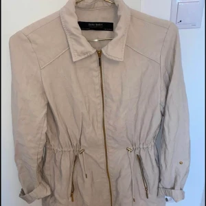 Vår kappa/Jacka från Zara - Beige kappa /vår jacka från Zara ,köpt i Spanien. I toppskick.  Storlek:S Pris:100:- Kan användas för barn/Dam