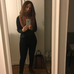 Väska/ halsduk - Säljer båda väskan och den varma halsduken 