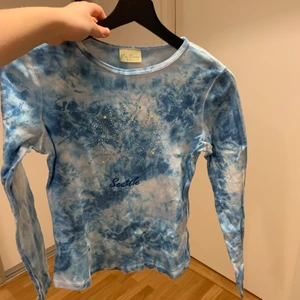 Tröja  - Sjukt snygg tröja som är köpt secondhand. Vet inte storleken men skulle gissa på XS/S. Köparen står för frakt💕bud : 170kr