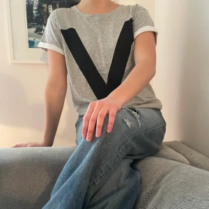 Gammal ivyrevel t-shirt 🤍 - Gammal Ivyrevel T-shorts 🤍 Storlek: S Pris:40kr S, Skriv buden till mig privat eller kommentera på bilden!  Köpare står för frakten (Du bestämmer vilket paket så länge det uppfyller vikt och storleks kraven) Kan även mötas upp mellan Varberg & Göteborg 