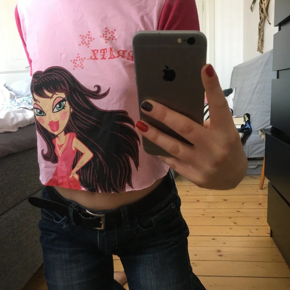 Söt Bratz t-shirt köpt på secondhand. T-shirts.