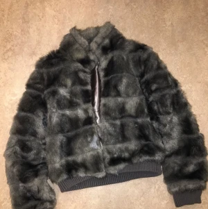 Pälsjacka - Grå fuskpäls-jacka med innerdoder i satin. Köpt från H&M. Storlek 36.
