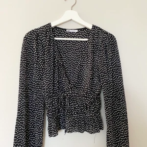 Prickig blus - En söt blus från Zara! Sitter väldigt snyggt på kroppen! Köparen står för frakten på 70kr💓