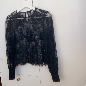 Fest-tröja - Såå snygg tröja från H&M i nyskick! Endast använd 1 gång☺️ perfekt till fester eller annaaat