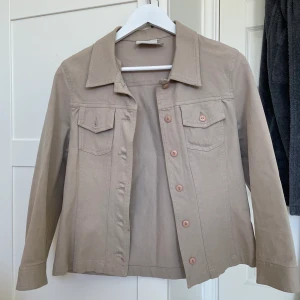 Jeansjacka strl 34 - Sjukt fin jeansjacka från inwear som inte kommit til användning💕