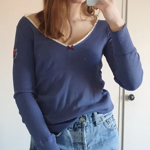 Odd molly - En långärmad tröja från Odd Molly i en snygg blå färg som är sparsamt använd, och därmed i mycket bra skick. Se storlek på sista bilden. Jag skulle säga att den passar S och M!