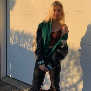 Collage Jacka!  - Intresse koll!! 💚Jätte bekväm och najs collage jacka. Tyvärr trivs jag inte jätte bra i den stilen, önskar dock jag gjorde. Inte säker på att jag vill sälja, därför kollar om någon är intresserad! ✨Knappt använd alls, väldigt ny så den är i helt nyskick med! Glöm inte att det finns frakt med!Budet ligger på (minst 10kr+) : 900kr🤍, så det bara att buda om du är intresserad!