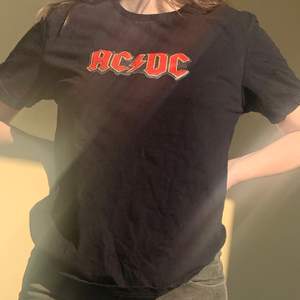 En cool ACDC T-shirt som jag har tryckt själv. Trycket sitter hårt och kan inte skrapas bort! Den har väldigt bra skick och är väldigt fin! Köparen står för frakten!💓