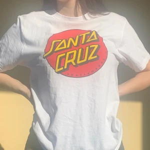 En santa Cruz T-shirt😍 - Denna T-shirt är jättesnygg och cool! Den är i superbra skick och i god kvalité! Trycker sitter fast och går inte att skrapa bort! Köparen står för frakt💕😙