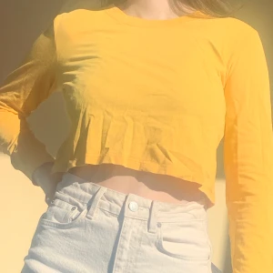 Fin gul croptop! - Denna tröja är superfin och i en cool gul färg! Den är lite kortare och är en snygg modell. Tröjan är från BikBok från början! Köparen står för frakten💓