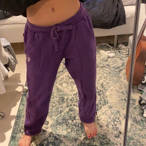 Mjukisbyxor  - Baggy mjukisbyxor från Caliroots. Suuuper sköna! Bara använda fåtal gånger💜💜