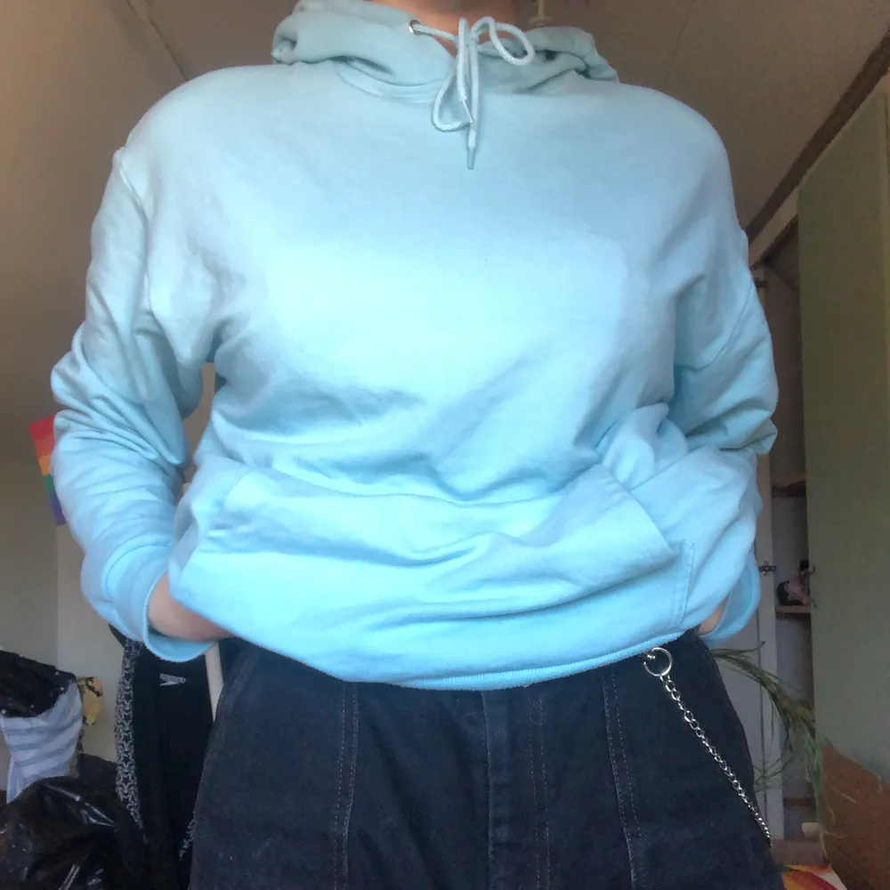 En ljusblå hoodie, knappt använd. Storlek M men passar bra som S också. Tröjor & Koftor.