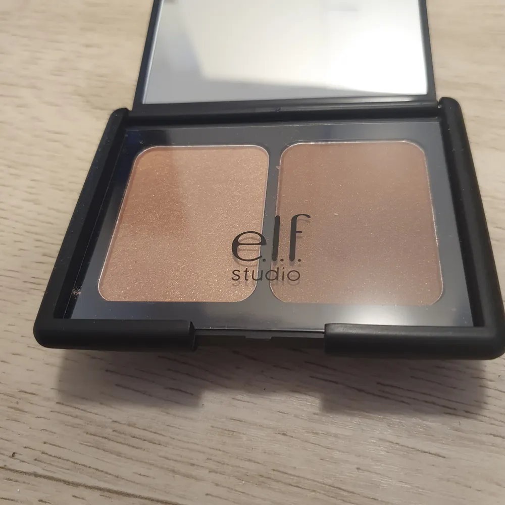 Bronzer i två nyanser från elf, helt oanvänd. har en glittrig finish och passar ljus-medium hudton.. Accessoarer.