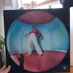 Harry Styles vinyl - Säljer Harry Styles senaste vinyl!!!! I princip orörd med poster och båda skivorna kvar i sina omslag! Högsta bud: 420kr BUDGIVNING AVSLUTAD