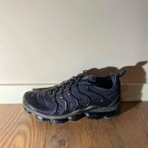 Nike Vapormax plus INTE SÅLDA - Relativt nya skor som är använda ett fåtal gånger. Låda till skorna har tyvärr tappats bort där av det låga priset, köpta för 2249:-. I PRISET ÄR FRAKTKOSTNADEN INRÄKNAD NYTT PRIS 500:- 