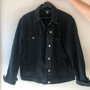 Svart jeansjacka  - Andvänd men fint skick!💕 den är helsvart lite konstigt ljus på bilden 