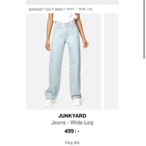 Jeans-Wide Leg från jankyard - Jättefina jeans men kommer inte till andvändning längre. Dom var för stora i midjan så har lagt till en knapp till och det finns ett litet litet ”hål” brevid knappen som ni ser på sista bilden. Men väldigt sköna o snygga jeans!💞