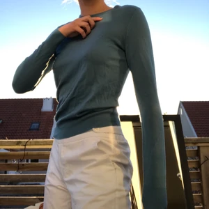 mjukaste tunntröjjan - en jätteskön tunn tröja från uniqlo. 100% ull. Perfekt till våren och sommaren men även bra som ett lagerplagg på höst/vinter. Nyskick. INTE sticksig. Jag är S för referens