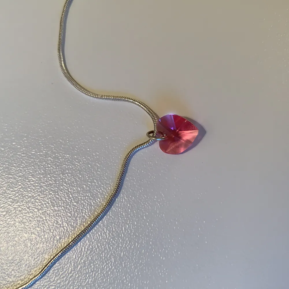 Halsband med rosa hjärta 💕 saknar stämpel så vet inte vilket material den är gjord av, går att reglera längden mellan 40,5 cm och 45,5 cm                  Kolla gärna in mina andra annonser! . Accessoarer.