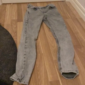 Gråa tajta jeans från ginatricot  - Gråa tajta jeans från ginatricot, använt fåtal gånger pga för stora för mig. Skriv gärna privat om ni har några frågor eller vill köpa🤍🖤