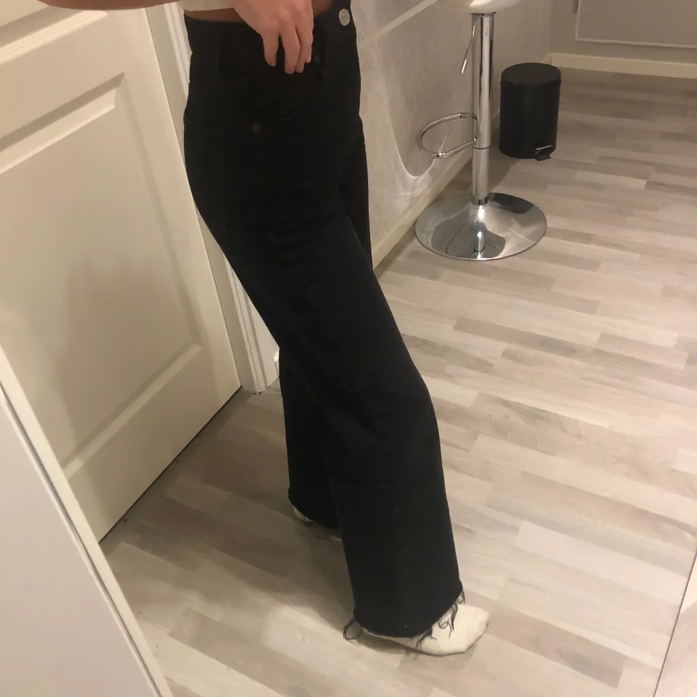 Raka Zara jeans, går till marken utan skor för mig som är 165. Avklippta! (Finns såklart fler bilder att få). Jeans & Byxor.
