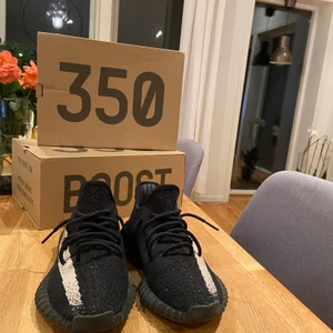 Adidas Yeezy 350 v2 ”Oreo” (Budgiving) - Adidas Yeezy 350 v2 ”Oreo”       (EJ TVÄTTADE PÅ BILDERNA) skulle säga att de är runt en 8/10 cond. Strl- us 8. Eu 41 1/3. HÖGSTA BUD FÅR DOM, DE SKA BORT!