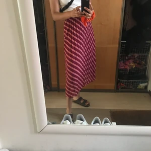 Fin räfflad kjol - Säljer denna plisserade kjolen i rosa färger, perfekt i garderoben inför vår och sommar! Den är köpt på Åhléns från märket ”Ichi”. Utgångspris 150kr