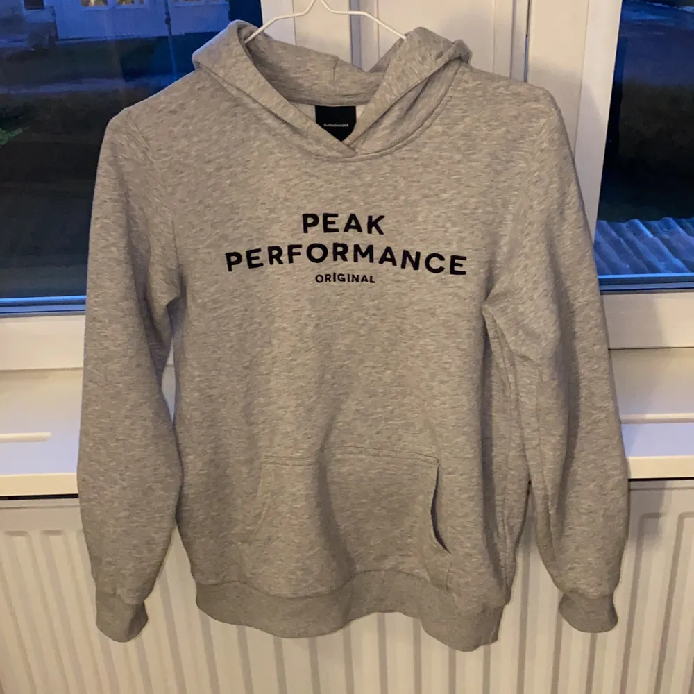 säljer denhär superfina peak hoodien, den kommer tyvärr inte till användning! frakt tillkommer 💕💕. Hoodies.