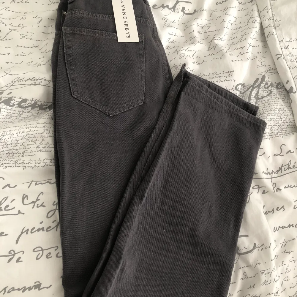 Nyköpta Lexi jeans från Venderbys, köpte storlek S när jag skulle behövt en storlek M och kunde tyvärr inte skicka tillbaka. Jag är 168 cm och benen slutar under fötterna. Ordinarie pris: 620 kr.. Jeans & Byxor.