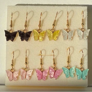 Fjärils örhängen - Fjärils örhängen🦋 35kr+frakt Finns i olika färger! Skriv i dm om intresse eller frågor!💕