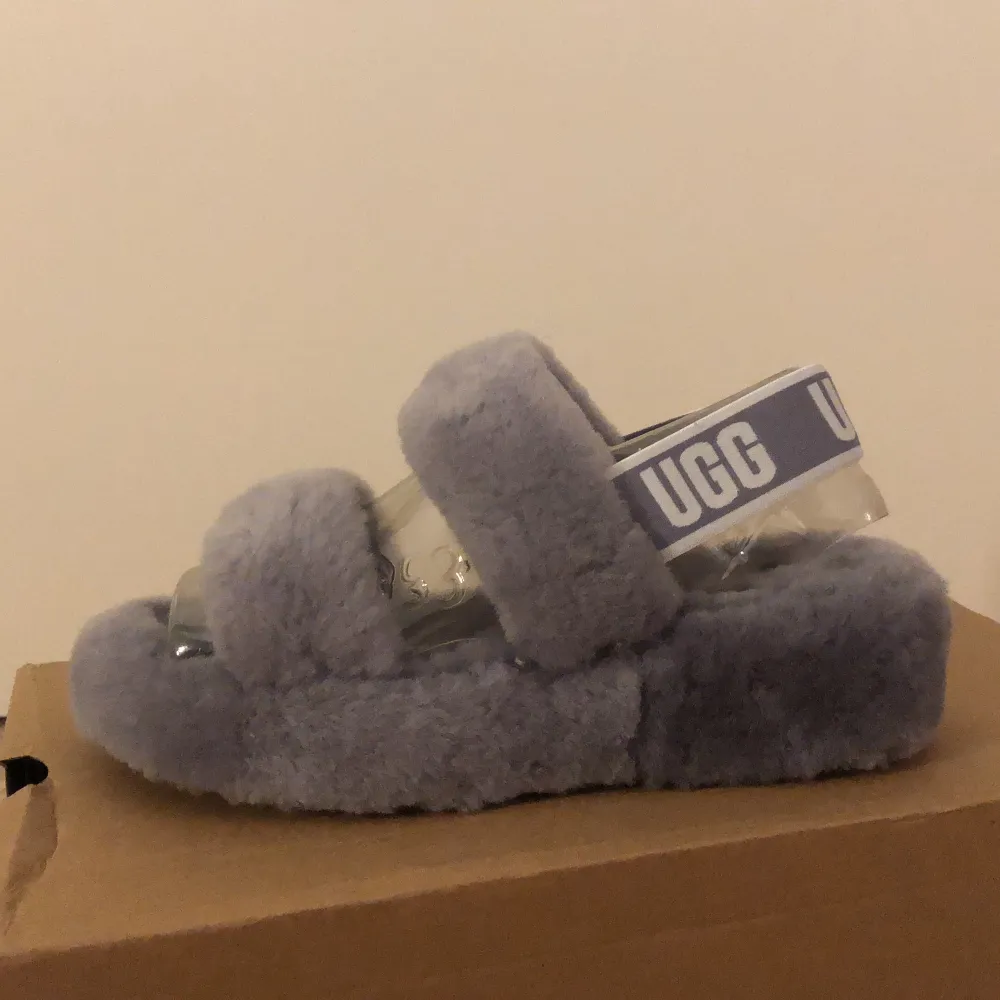 Nu säljer jag mina uggs tofflor som är gråa i modellen ” oh yeah ”. Fick dem i julklapp detta år, men fick dem i fel storlek och dem passade tyvärr inte. Är i storlek 37 men jag skulle säga att dem passar bäst ngn som är 36 då dem är ganska tajta. Har aldrig använt dem, endast testat ena skon. Super snygg model som är ganska ovanlig. Äkta uggs. Köparen står för frakten, kan mötas upp vid Östermalm. Om det blir flera intresserade. Blir det bud upp med 10 kr extra vid varje bud höjning❤️💃. Skor.