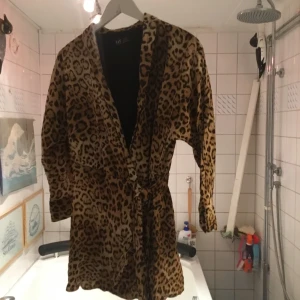 Zara leopard jumpsuit  - I mycket mycket bra skick och passar s-m.sã stylish och sexy.Mysig till summer och fester.Finns fler bilder