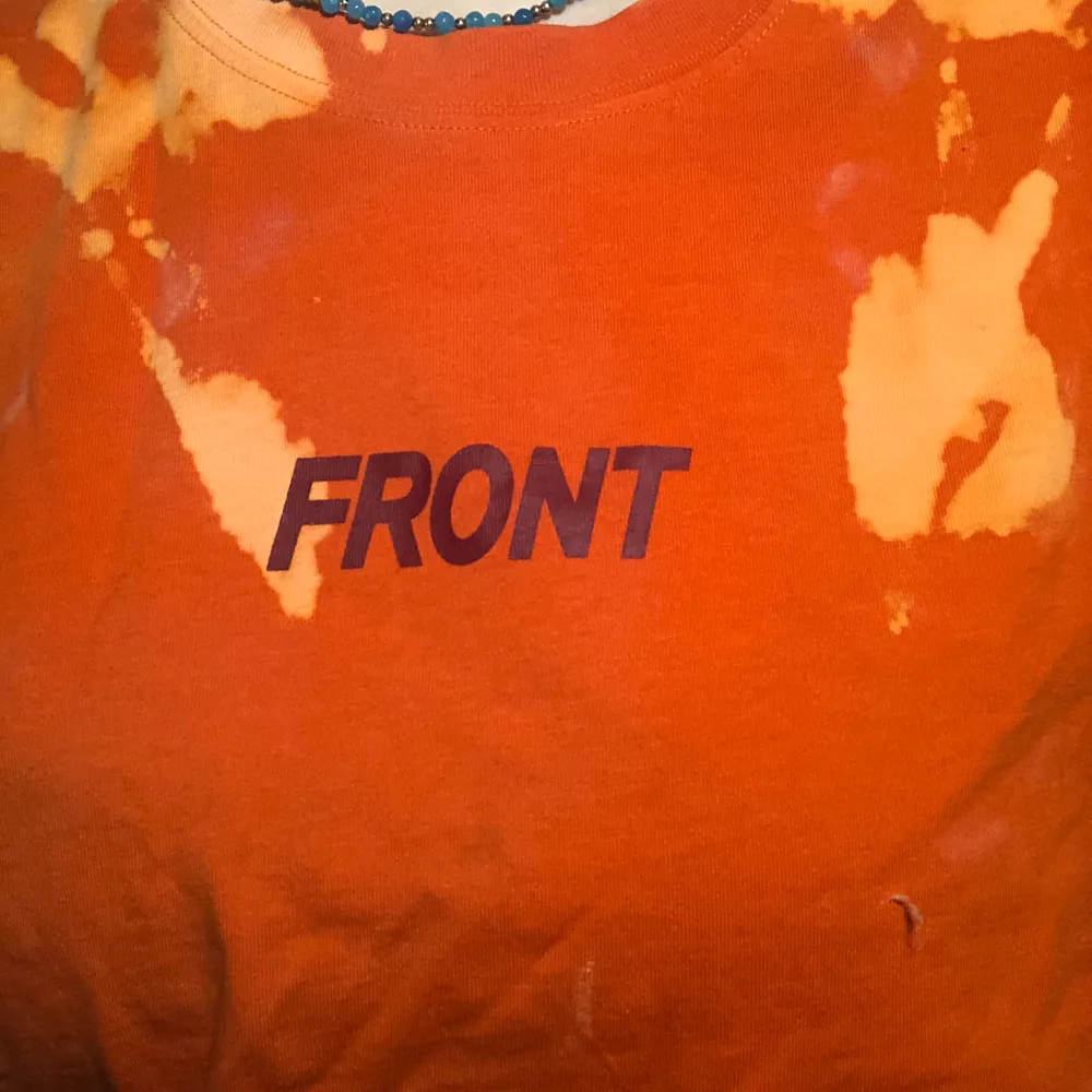 Orange oversized t-shirt med tryck på bröstet och på ryggen. Hand blekt den. Skulle säga att storleken är med XL. T-shirts.