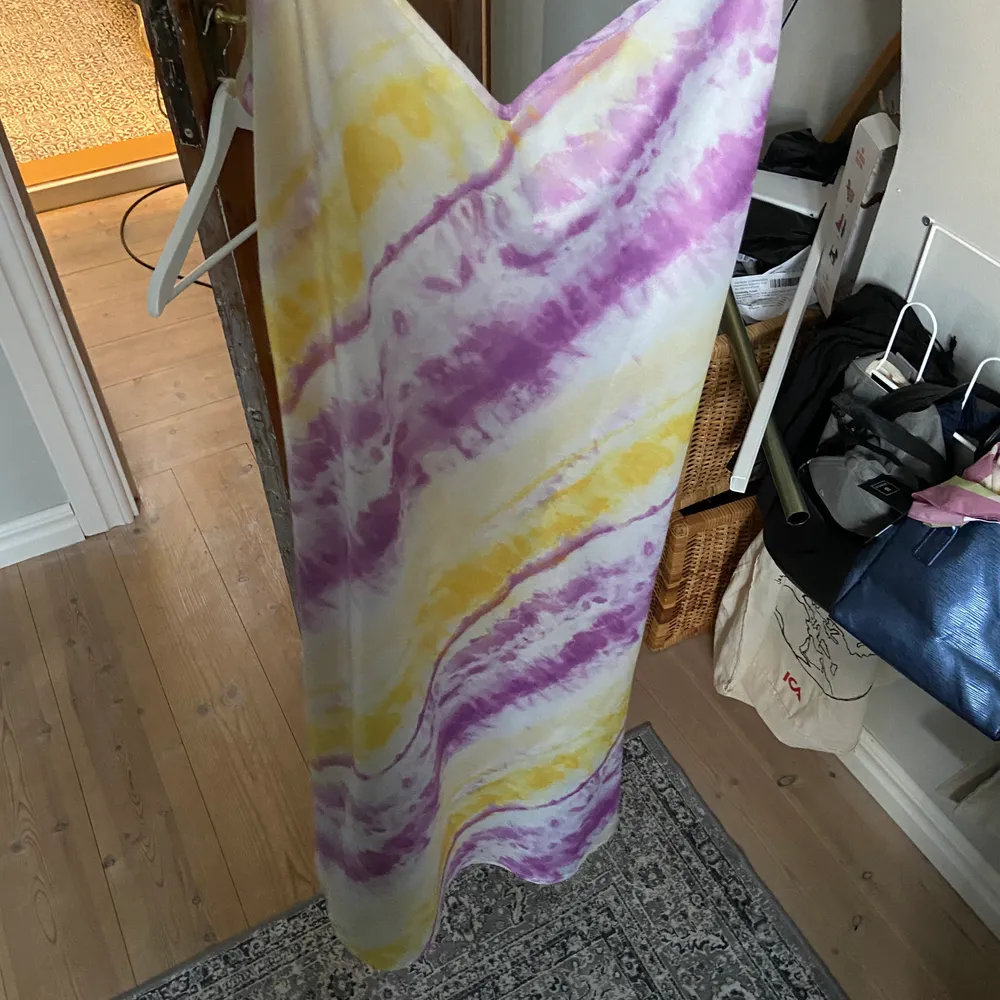 Lägger ut annonsen igen pga oseriös köpare. Klänning med batiktryck från bershka i storlek M. Jättefin som klänning men jag brukar oftast använda den som kjol. Buda privat till mig😊. Klänningar.