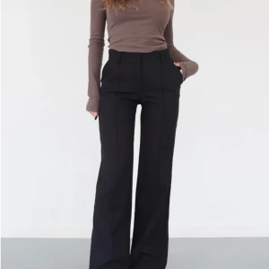 Vera wide kostymbyxa - Supersnygga kostymbyxor i svart från danska märket venderbys som tyvärr är för små för mig:( Aldrig använda, bara testade, och prislappen sitter kvar. Ser precis ut som på bilderna, bra kvalitet. Strl: xs/s. Pris: 450+ frakt, eller högsta bud. Budgivning slutar 7/3 18:00