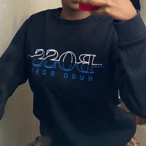 Hugo Boss tröja - Storlek L men passar S. Hugo Boss tröjor brukar offras vara små i storleken. Använt 1 gång. Själv så brukar jag bära storlek S o den passar perfekt👍🏾 Själjer den för 600 därför att jag vet att Hugo Boss tröjor inte är så populära längre vill bli av med den så fort så möjligt.