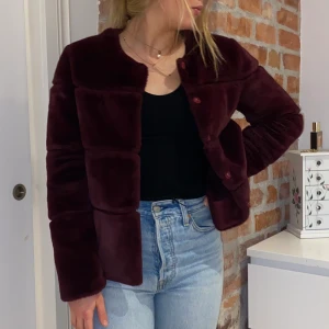 Fuskpäls jacka - En fukapälsjacka som är hur mysig som helst och passar både på höst och vår, jag brukade även använda den på vintern då den är relativt varm. Den är i lila/vinröd färg🍁🌷 köpt för 1000kr 