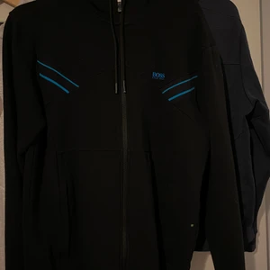 Hugo boss hoodie - Storlek: M, pris 600kr, skicket är bra, nästan som ny!