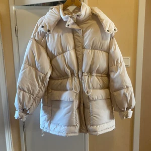 NAKD PADDED JACKET - Säljer Waist Drawstring Padded Jacket från NA-KD i stl 38.   Helt oanvänd, prislapp finns kvar. Jag köpte två storlekar på jackan, säljer den andra för jag missade att returnera den.   Pris och leverans kan diskuteras!