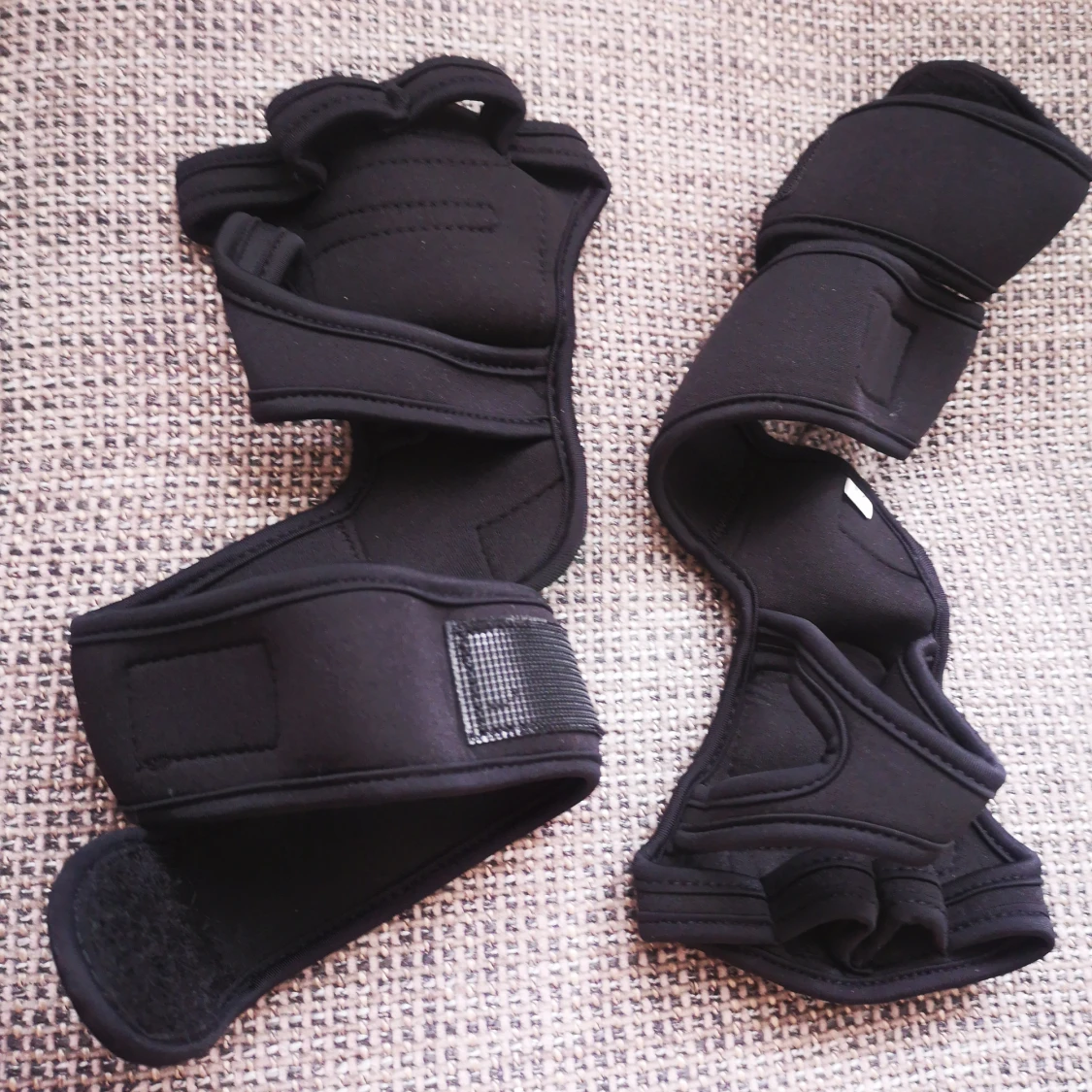 Black sports gloves  - 91