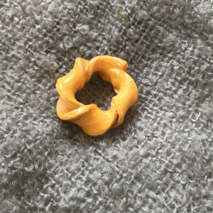 Gul Clay ring! - Gul clay ring med glans som är sååå trendig just nu. ( Hemmagjord ) Kom privat för fler bilder, intresse eller bestämt köp🤍