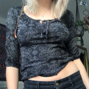 Svart blus - Så cool blus från Esprit!! Köpt på sellpy men har inte kommit till användning tyvärr❤️