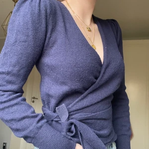 & Other stories snygg kofta! - Jättefin aldrig använd blå stickad wrap kofta från & other stories! 