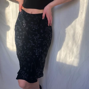 2000s kjol - Dröm kjol från 2000 talet!! Älskar denna men tyvärr lite för stor för mig! Perfekt t sommaren!! Köparen står för frakten🤎