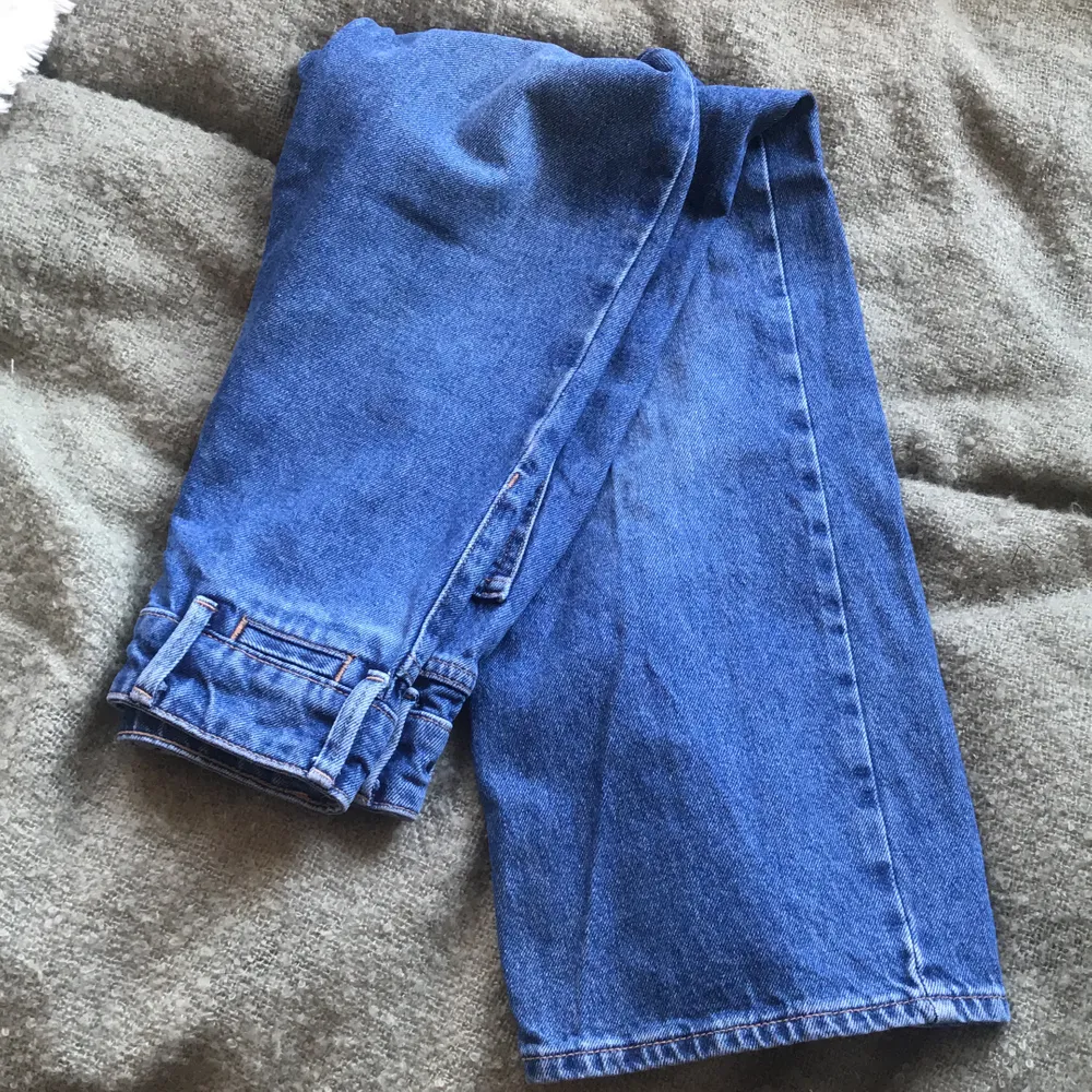 Säljer dessa jeans från Zara. Dem är modellen ”Wide leg” i en väldigt fin blå färg. Säljer pga att dem är för små för mig. Väldigt bra skick, använda några få gånger bara. Kom privat för fler bilder, intresse eller bestämt köp. Köpta för 600kr🤍. Jeans & Byxor.