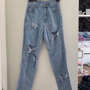 Mon jeans - Second hand köpta jeans som är lite baggy o sitter bra o är långa i benen. Lite hål runt om benen